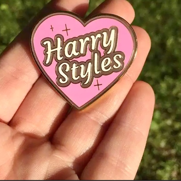 Harry Styles Heart Pin Pink Golden NEW - Picture 3 of 3